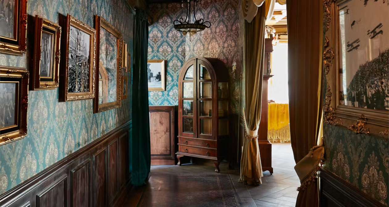 How Bottle Service at Bathtub Gin Burlesque Los Angeles Works [2023 GUIDE] Discotech